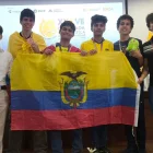 Estudiantes ecuatorianos celebran con su bandera en la Olimpiada Matemática del Cono Sur 2026.