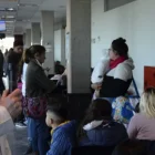 Pacientes esperan su turno para ser atendidos en un hospital de Argentina.
