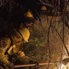 Bomberos trabajan para combatir un incendio forestal cerca de Quito.
