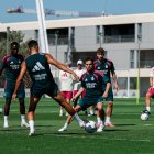 Real Madrid enfrenta a Deportivo en un amistoso internacional.