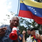 Personas participan en una manifestación para pedir salarios dignos y mejoras laborales este miércoles, en Caracas (Venezuela).