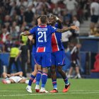 Willian Pacho celebra con sus compañeros en la Supercopa de Europa 2026.