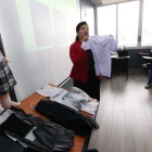 Gardenia González, docente de psicopedagogía en la Universidad Laica, muestra las prendas terapéuticas elaboradas como parte de la jornada académica ProInspira.