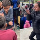 Jóvenes participan en un campeonato de farmear aura en Brasil, donde el público elige al ganador por sus bailes, poses y gestos.