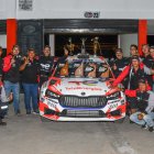 Alfonso Quirola celebrando con parte de los 14 técnicos que integran su equipo.