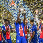Willian Pacho levantó su segunda Supercopa de Europa con PSG.