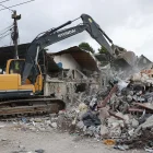 Maquinaria removiendo escombros de una edificación afectada por el terremoto de magnitud 7,4 en Quibdó, Colombia.