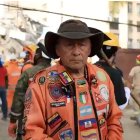 Un rescatista de Topos Azteca explica las posiciones de seguridad durante un terremoto, mientras equipos trabajan entre los escombros.