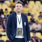 Marcelo Gallardo da indicaciones desde el banquillo de River Plate durante un partido.