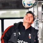Marcelo Gallardo juega con un balón durante su etapa como futbolista de River Plate.