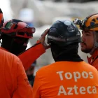 Integrantes de una brigada de Los Topos Aztecas mexicanos habla este miércoles, durante una jornada de búsqueda y rescate en Cali (Colombia).