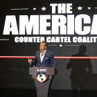 El secretario de Defensa de Estados Unidos, Pete Hegseth, interviene durante un foro de la Coalición Americana contra los Cárteles en Ciudad de Panamá el 12 de agosto de 2026.