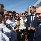 El presidente ruso Vladimir Putin (derecha) se reúne con residentes locales en la isla de Iturup, región de Sajalín, Rusia, el 13 de agosto de 2026. (Rusia)