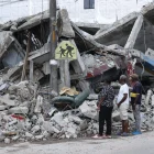 Personas observan un edificio destruido por el terremoto en Quibdó, Colombia.
