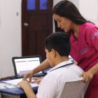 Un maestro sombra es un profesional que acompaña de forma personalizada a un estudiante con necesidades educativas especiales.