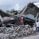 Rescatistas y voluntarios trabajan entre los escombros tras el terremoto que deja 273 muertos, 3.824 heridos y 377 desaparecidos en Colombia.