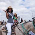 Las candidatas participaron de una cabalgata por las calles de la ciudad de Santa Elena