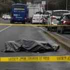 La Policía acordonó la avenida Simón Bolívar para recoger indicios tras hallar a un hombre muerto con varios impactos de bala.