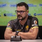 El técnico argentino Pablo Trobbiani asumió el mando en Barcelona luego de la salida de César Farías.