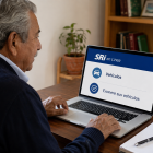 Adulto mayor realiza en línea el trámite para acceder a la rebaja vehicular del SRI.