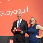 Representantes del Banco de Guayaquil reciben el reconocimiento.
