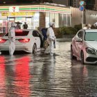Vista de una carretera inundada tras las fuertes lluvias en Ichikawa, prefectura de Chiba, cerca de Tokio