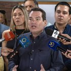 El diputado opositor Tomás Guanipa habla durante una rueda de prensa el 14 de agosto de 2026, en Caracas (Venezuela).
