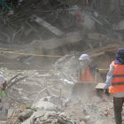 Rescatistas trabajan entre los escombros en Cali, mientras continúa la búsqueda de personas desaparecidas tras el terremoto en Colombia.