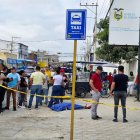 Los agentes policiales en la investigación del hecho que conmocionó a la población