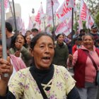 Integrantes de la Confederación General de Trabajadores del Perú (CGTP), el mayor gremio sindical del país, se manifiestan para advertir al Gobierno de Keiko Fujimori.