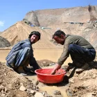 Mineros afganos separando tierra y piedras de pepitas de oro en el valle de Gulak-Dara, en la zona de Shiwa, en la provincia nororiental de Badakhshan, en Afganistán.