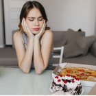La bulimia consiste de un ciclo de atracones seguidos de conductas compensatorias, como vómitos y ejercicio excesivo.