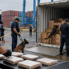 Policías inspeccionan un contenedor en el puerto de Guayaquil, donde hallaron 1,2 toneladas de cocaína ocultas en cargamentos de banano con destino a España.