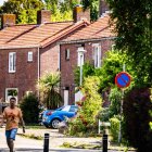 Un peatón camina por una calle de una zona residencial en el pueblo de Moerdijk, a unos 20 km al sur de Rotterdam, el 22 de junio de 2026.