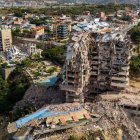 Esta vista aérea muestra una zona afectada por el derrumbe de estructuras tras el terremoto del 24 de junio en Catia La Mar, Venezuela, el 4 de agosto de 2026.