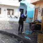 Camilo Orrala limpiaba los exteriores de su vivienda, la mañana de este viernes 14 de agosto.