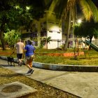 Pocos vecinos acuden por las noches al parque ubicado en los bloques de Pradera 1. En el espacio se observa maleza crecida y alta presencia de mosquitos.
