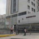 El sistema de salud pública de Ecuador enfrenta problemas de abastecimiento y condiciones hospitalarias que preocupan a pacientes y usuarios.