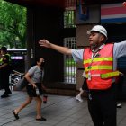 Personal de seguridad guía a las personas para que se refugien dentro de una estación de metro durante el simulacro de ataque aéreo de Wan-An o simulacro urbano, el 13 de agosto de 2026.