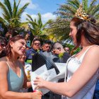 La actual Miss Universo, Fátrima Bosch, recibió flores a su llegada a la provincia de Santa Elena