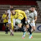 Mushuc Runa y Barcelona SC juegan en el estadio La Cocha de Latacunga.