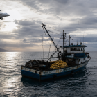 Un avión de patrulla sobrevuela un barco pesquero, en una recreación conceptual del caso Fiorella y las interrogantes sobre su desaparición.