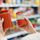 La reduflación consiste en reducir la cantidad o tamaño de un producto sin disminuir su precio, una práctica que puede pasar inadvertida para los consumidores.
