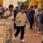 Jóvenes demostrando sus pasos acompañados del meme de "six seven" (6 y 7).