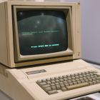 Las primeras computadoras personales acercaron el mundo digital a los hogares, aunque conectarse a Internet todavía requería comandos, módems telefónicos y grandes dosis de paciencia.