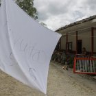ACOMPAÑA CRÓNICA: COLOMBIA TERREMOTO AME9646. ANSERMANUEVO (COLOMBIA), 16/08/2026.- Fotografía que muestra este sábado una bandera blanca en la que se lee 'Ayuda, SOS' frente a una casa afectada por el terremoto de magnitud 7,4 del pasado lunes, en Ansermanuevo (Colombia). Una bandera blanca con el mensaje “Ayuda, SOS”, colgada en una vivienda rural de Ansermanuevo, evidencia la angustia de los campesinos afectados por el terremoto, quienes claman por ayuda ante el riesgo de que sus casas se derrumben. EFE/ Carlos Ortega