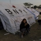 Personas duermen en refugios en la región de Maumere.