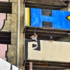 Artistas urbanos intervinieron con pintura la estructura calcinada del edificio Multicomercio en Guayaquil.
