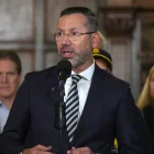 El ministro de Vivienda de Colombia, Jaime Andrés Beltrán Martínez, habla en una rueda de prensa en Bogotá (Colombia).