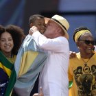 El presidente de Brasil, Luiz Inácio Lula da Silva, saluda a un niño durante el lanzamiento de campaña para su reelección.